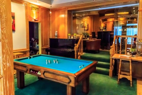 Billiard, Lounge or bar