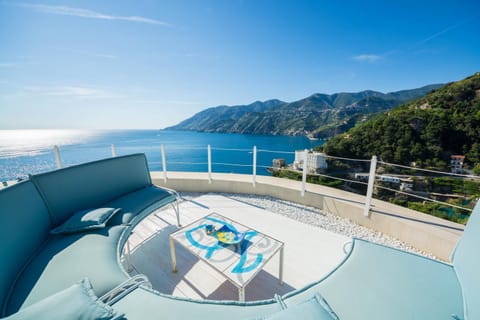 Day, Balcony/Terrace, Decorative detail, Seating area, Autumn, On site