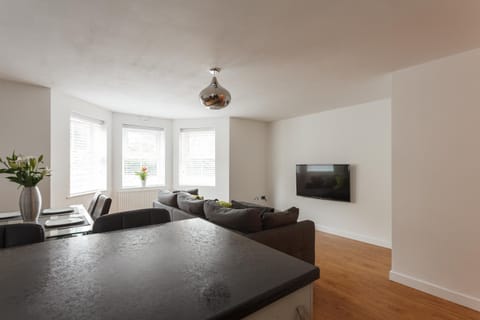 Stunning Contemporary Apartment - Free Parking - 5 Minute Walk To The Beach - Great Location - Fast WiFi - Smart TV With Netflix Included - Perfect For Short and Long Stays Condo in Bournemouth