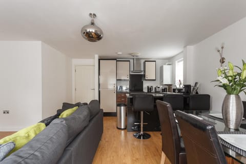 Stunning Contemporary Apartment - Free Parking - 5 Minute Walk To The Beach - Great Location - Fast WiFi - Smart TV With Netflix Included - Perfect For Short and Long Stays Condo in Bournemouth