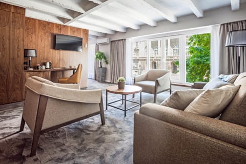 TV and multimedia, Living room, Photo of the whole room, Decorative detail, Seating area, Dining area, City view