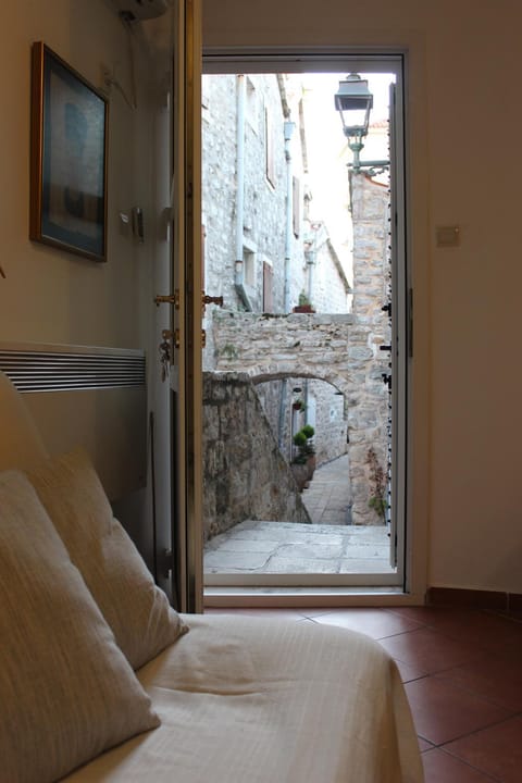 Living room, City view, Landmark view, Street view