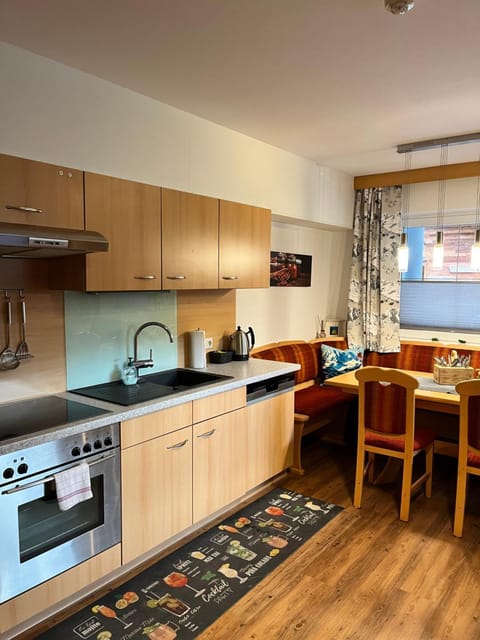 Kitchen or kitchenette, Dining area, dishwasher, oven, pet friendly, stove