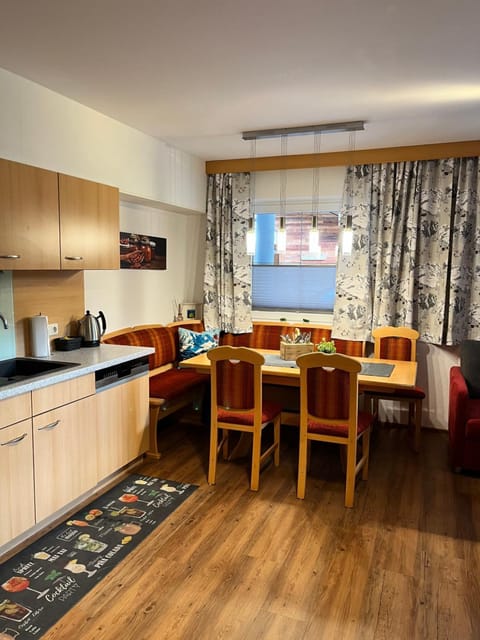 Kitchen or kitchenette, Seating area, Dining area