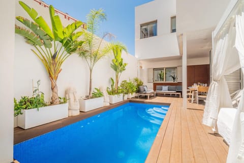 Property building, Balcony/Terrace, Swimming pool