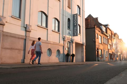 Facade/entrance, People, Property logo or sign, Neighbourhood, Other, Street view