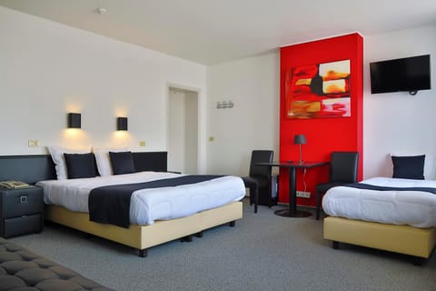 Bed, Photo of the whole room, On site