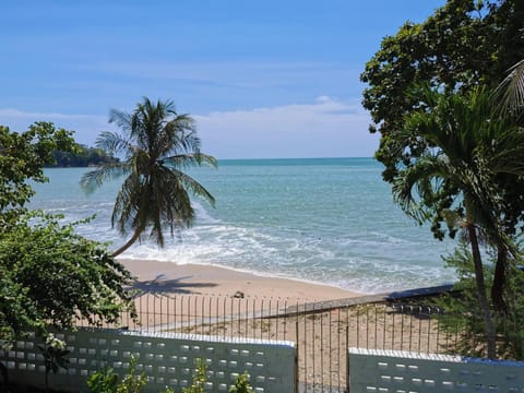 Little Heaven by Sky Hive, A Beach Front Bungalow Villa in Tanjung Bungah