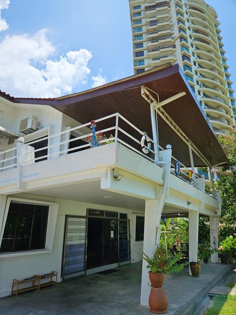 Little Heaven by Sky Hive, A Beach Front Bungalow Moradia in Tanjung Bungah