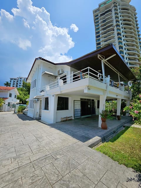 Little Heaven by Sky Hive, A Beach Front Bungalow Chalet in Tanjung Bungah