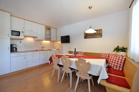 Kitchen or kitchenette, Decorative detail, Dining area