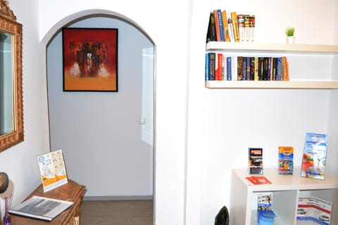 Staff, Day, Library, Photo of the whole room, Decorative detail, Seating area, Autumn, On site, Area and facilities, young children, older children, group of guests, Family