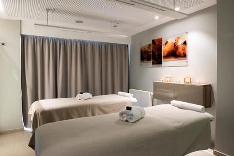 Massage, Sauna, Steam room, Spa and wellness centre/facilities