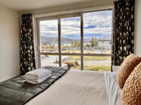 Bedroom, Lake view, Mountain view