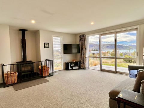 TV and multimedia, Lake view, Mountain view, fireplace