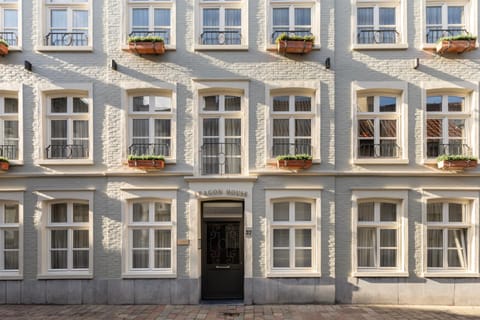 Property building, Facade/entrance, Day