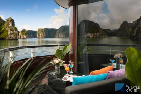 Le Theatre Cruises - Wonder on Lan Ha Bay Angelegtes Boot in Laos