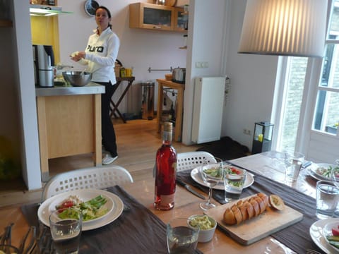 Kitchen or kitchenette, Dining area