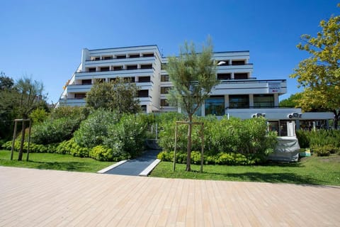 Property building, Facade/entrance, Garden