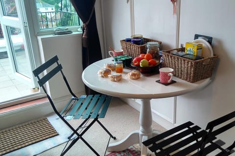 Food and drinks, Dining area, Continental breakfast