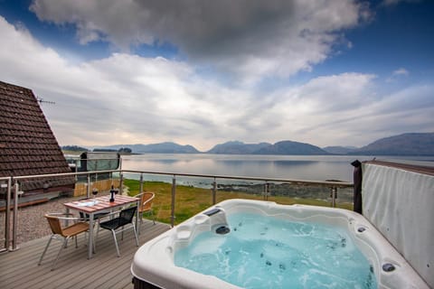 Patio, Nearby landmark, Day, Natural landscape, Hot Tub, View (from property/room), Balcony/Terrace, Lake view, Mountain view, Sea view, Sunrise