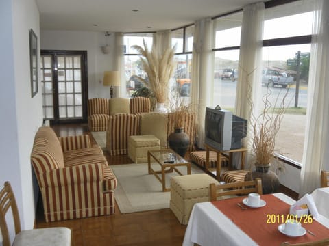 Communal lounge/ TV room, TV and multimedia, Coffee/tea facilities, Living room, Seating area, Dining area