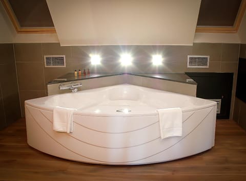 Hot Tub, Bathroom