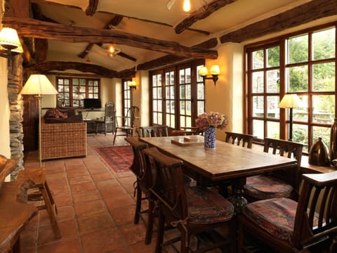 TV and multimedia, Seating area, Dining area