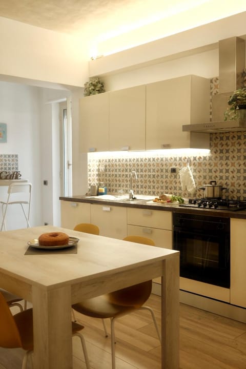 Kitchen or kitchenette, Dining area, dishwasher, minibar, pet friendly, stove