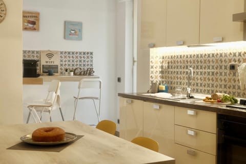 Kitchen or kitchenette, Dining area, stove