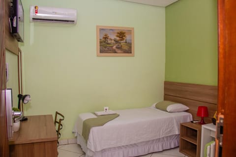 Bed, TV and multimedia, Photo of the whole room, Decorative detail, Bedroom