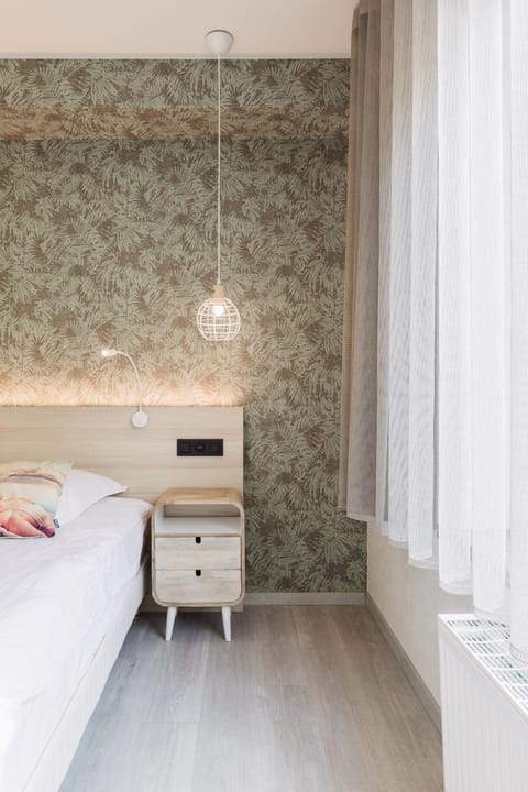 Bed, Bedroom, hair dresser