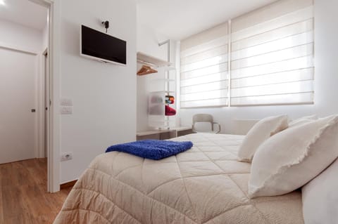 Bed, TV and multimedia, Photo of the whole room, Decorative detail, Bedroom