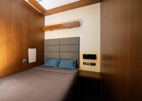 Sleepover Terminal 3, Concourse A - formerly sleep 'n fly Capsule hotel in Al Sharjah