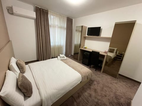 Bed, TV and multimedia, Photo of the whole room, Bedroom, hair dresser, wardrobe, air conditioner