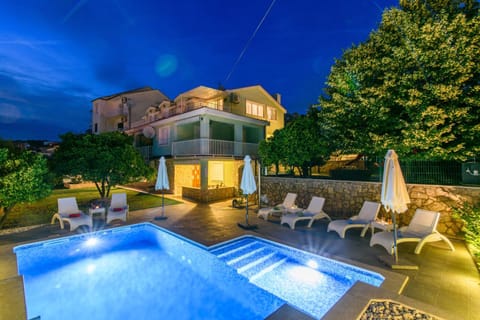 Property building, Garden, Swimming pool, Swimming pool