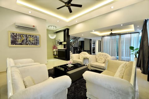 Iris Luxury Service Villa Villa in Penang