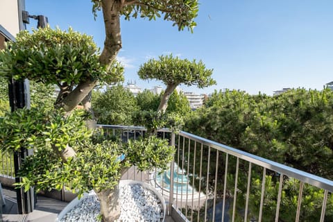 Day, Summer, Balcony/Terrace, Decorative detail, City view