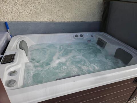 Hot Tub, Hot Tub