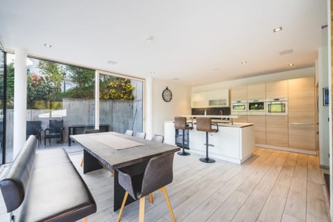 Kitchen or kitchenette, Seating area, Dining area