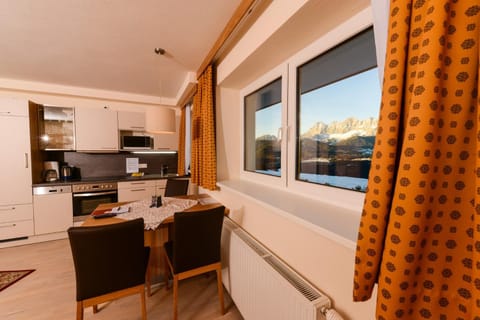 Kitchen or kitchenette, Seating area, Dining area