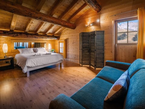 Bed, Photo of the whole room, Seating area, Bedroom