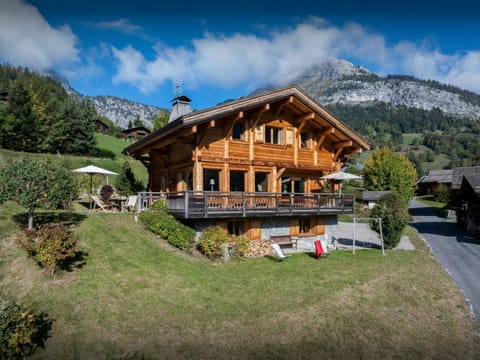 Property building, Day, Natural landscape, Summer, Mountain view