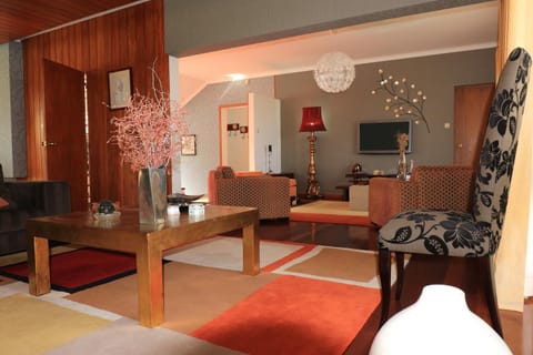 Communal lounge/ TV room, TV and multimedia, Living room, Seating area, Evening entertainment