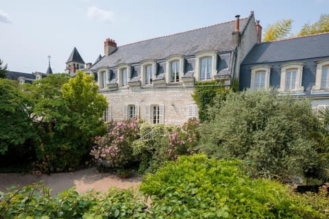 Facade/entrance, Garden, Parking