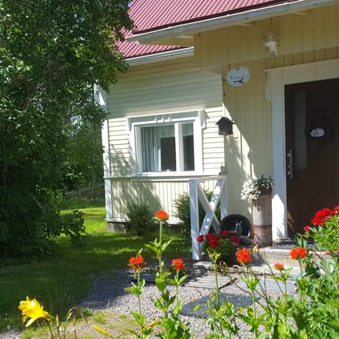 Property building, Facade/entrance, Garden, Decorative detail