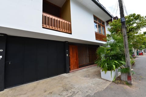 Flower Road Apartment Bed and Breakfast in Colombo