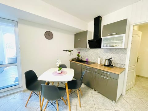 Kitchen or kitchenette, Dining area