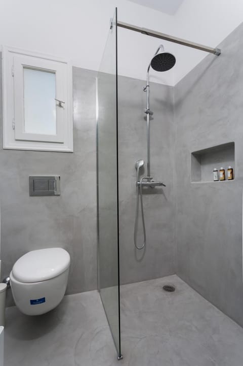 Shower, Toilet