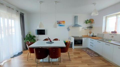 Dining area, kitchen